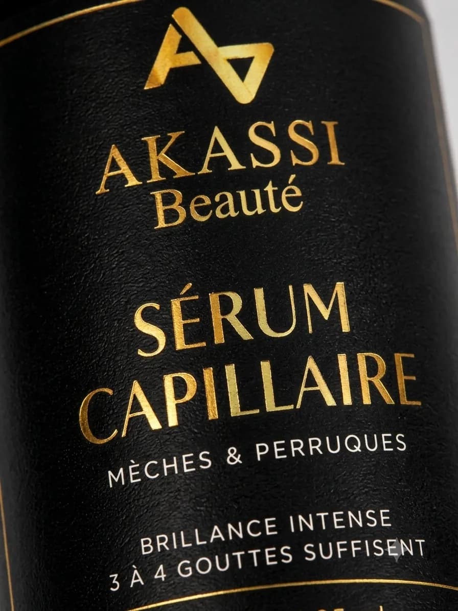 Gros plan de l'étiquette noire et or du sérum